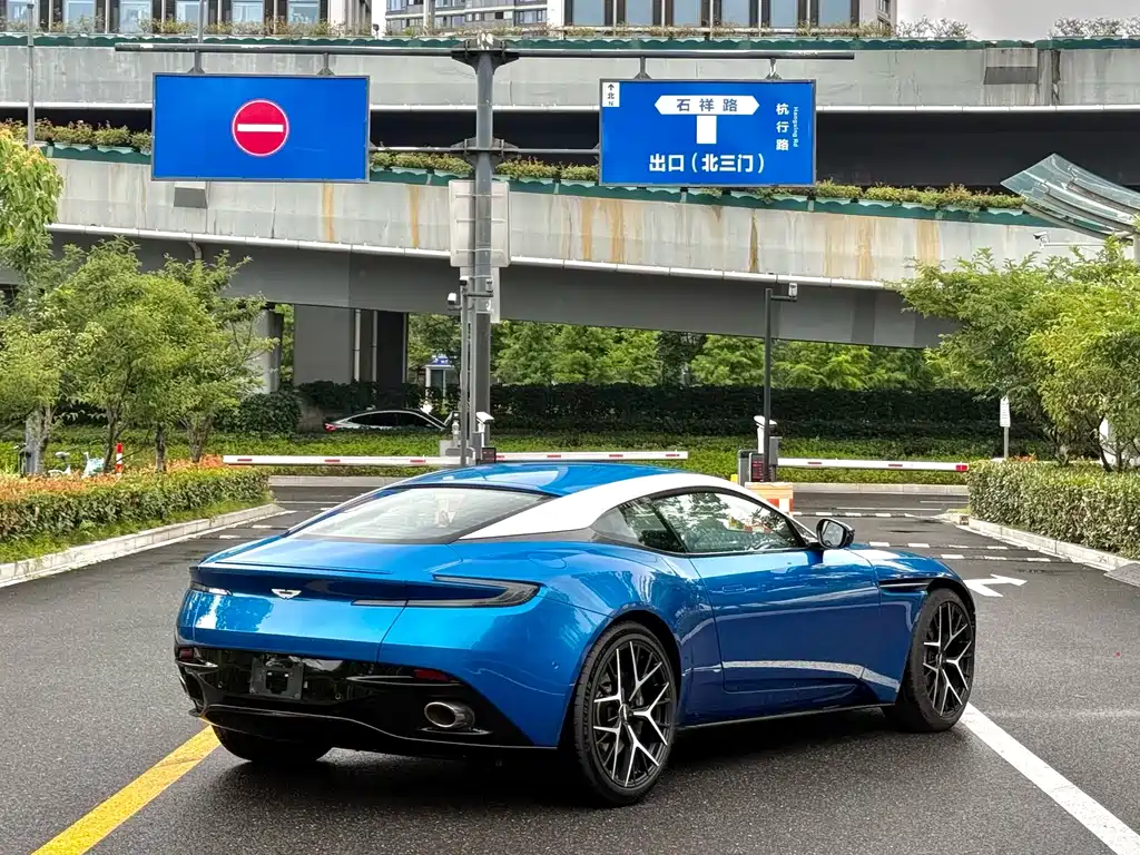 Aston Martin DB11 — фото 7