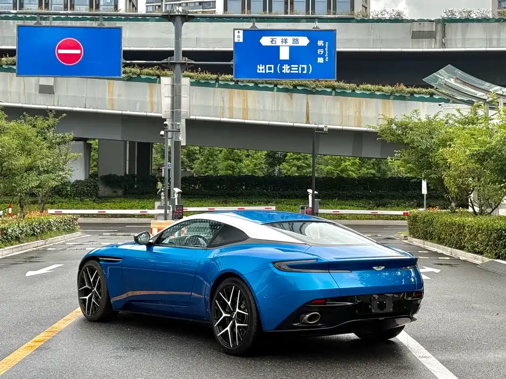 Aston Martin DB11 — фото 9