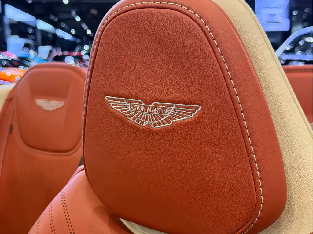 Aston Martin DB11 — фото 21