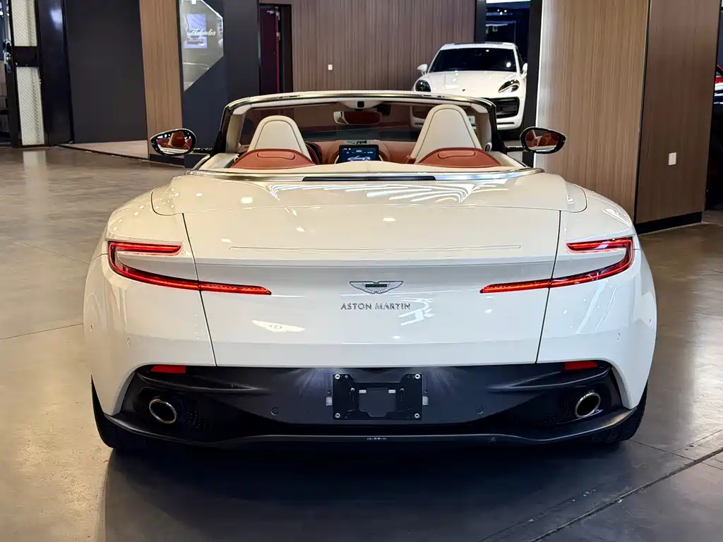 Aston Martin DB11 — фото 22
