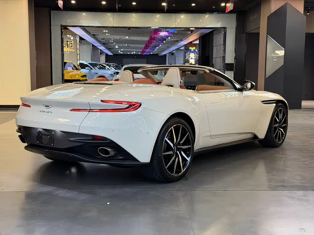 Aston Martin DB11 — фото 23
