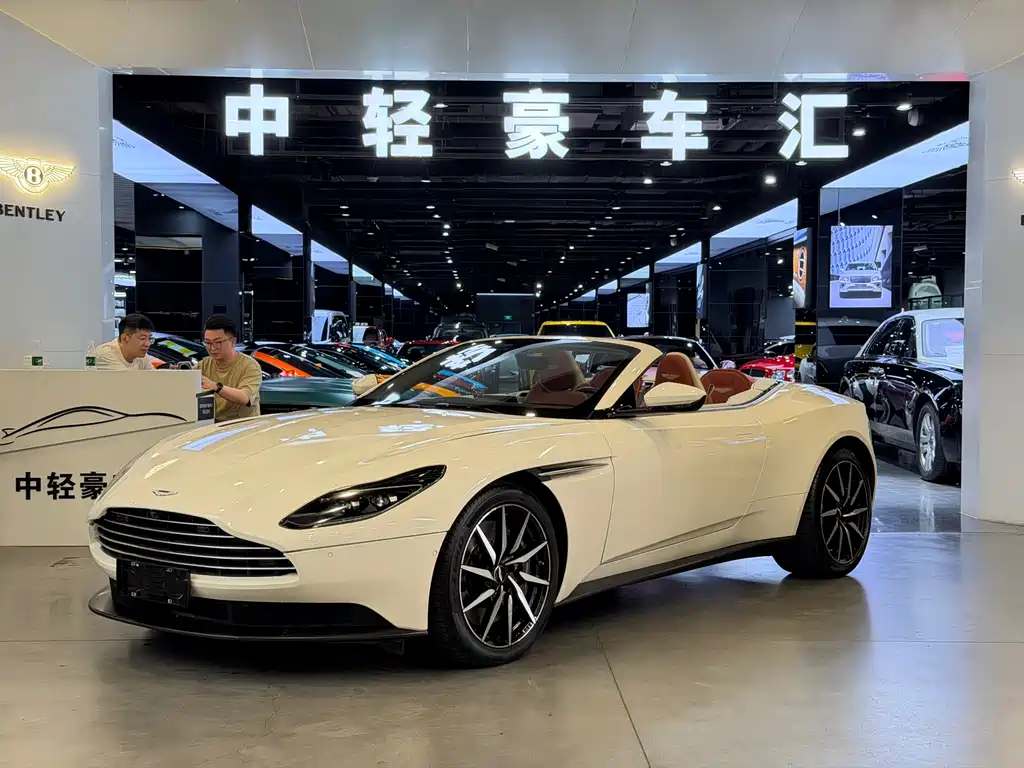 Aston Martin DB11 — фото 24