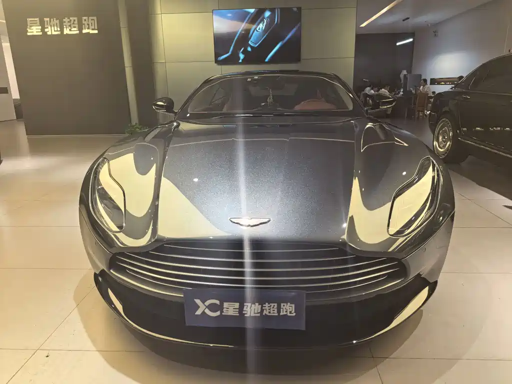 Aston Martin DB11 — фото 2