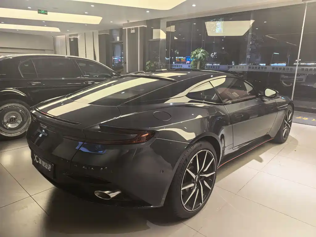 Aston Martin DB11 — фото 5