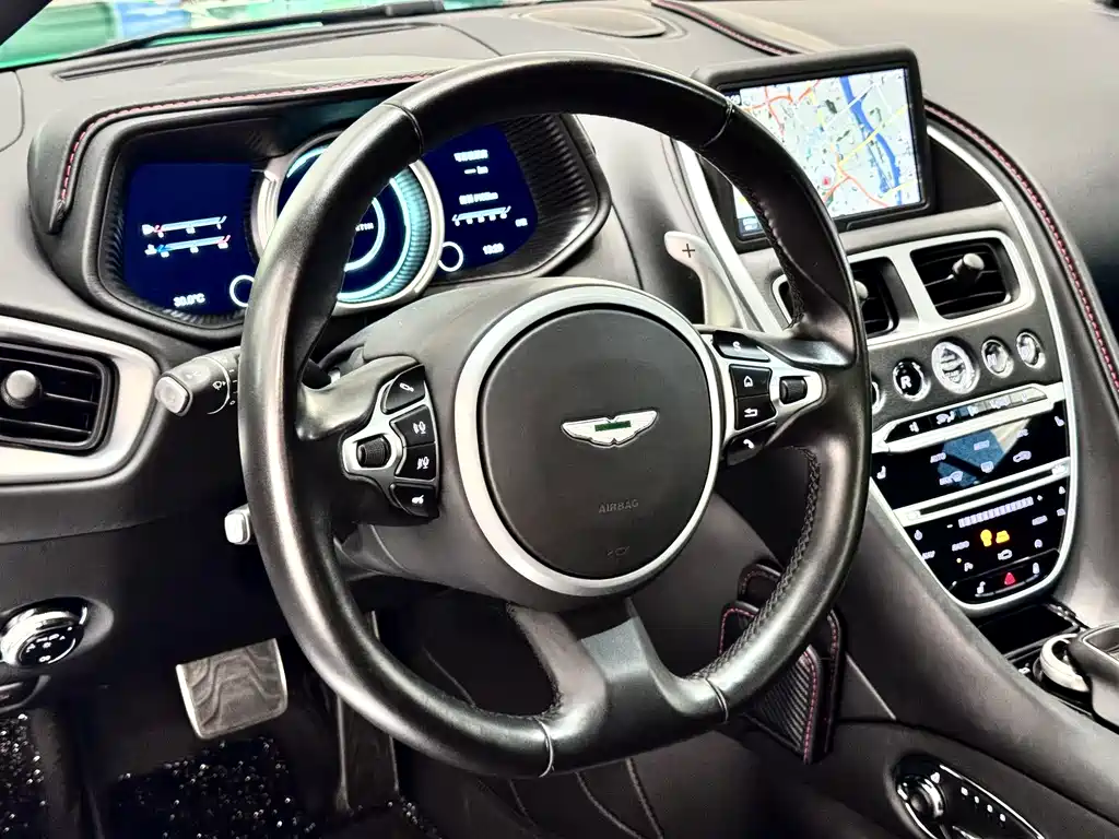 Aston Martin DB11 — фото 21