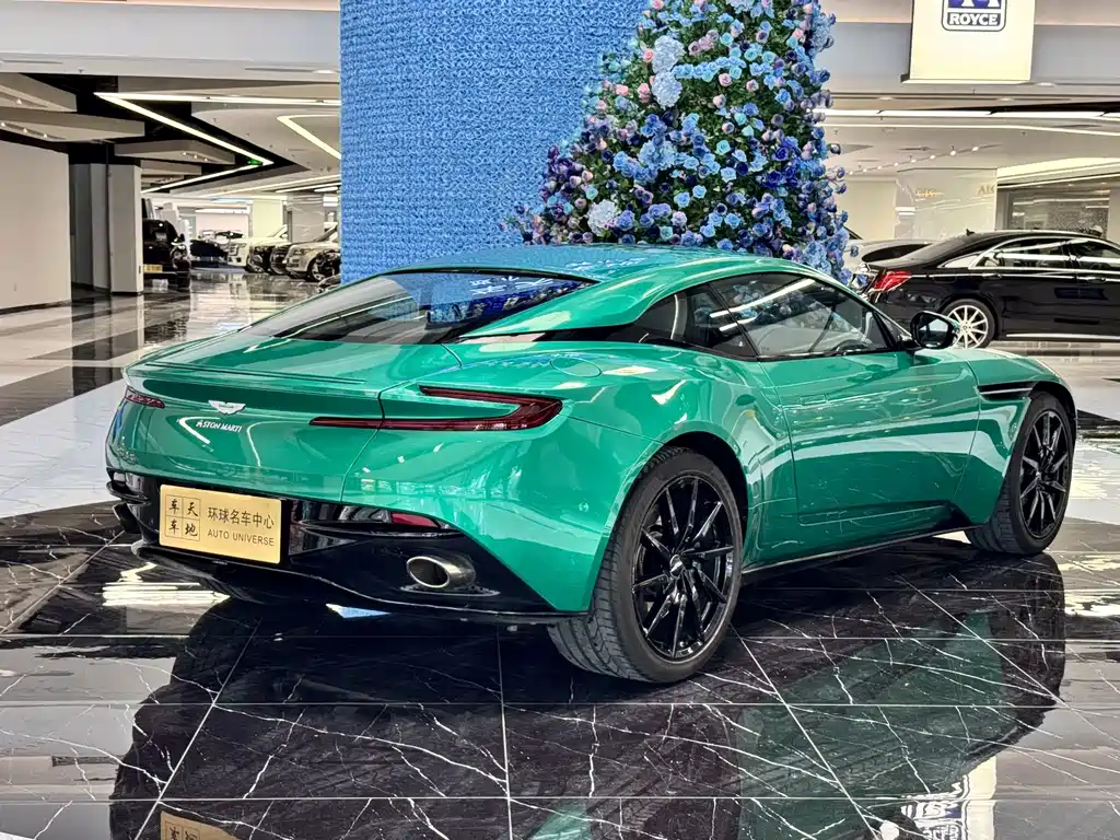 Aston Martin DB11 — фото 26