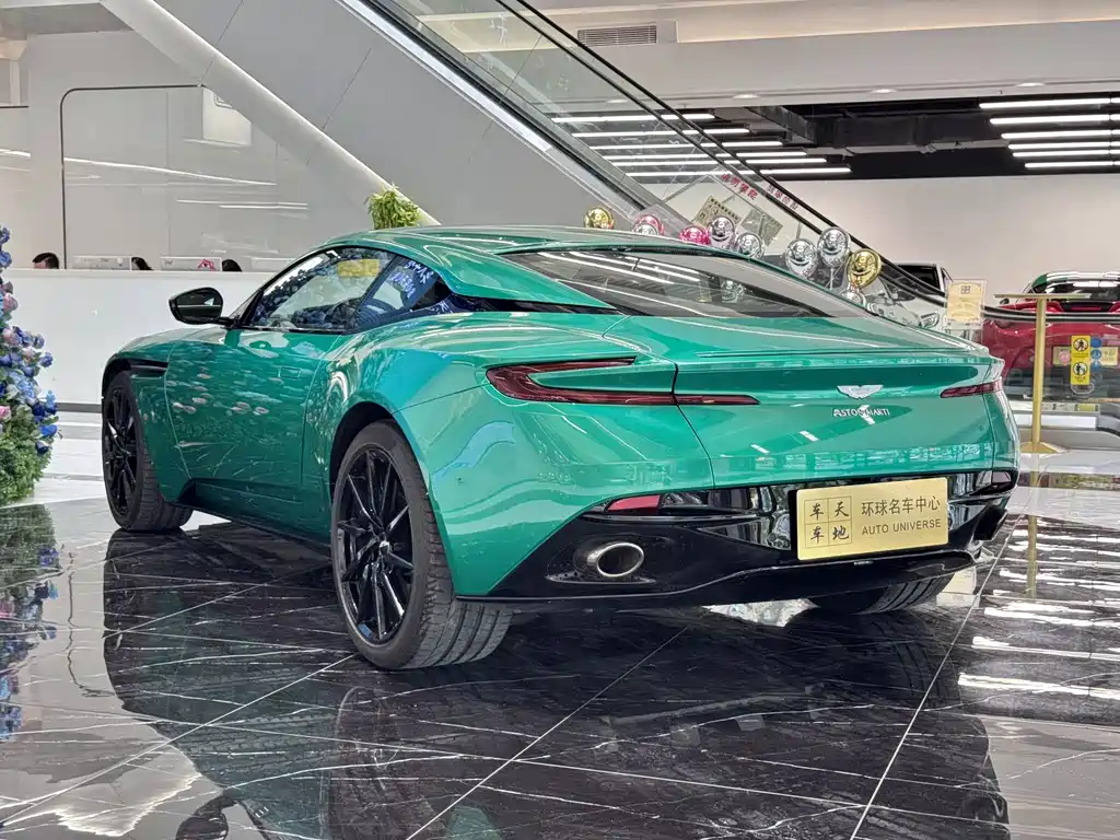 Aston Martin DB11 — фото 28