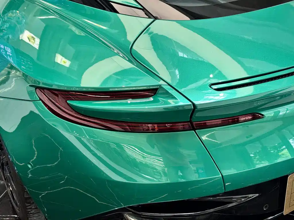 Aston Martin DB11 — фото 29