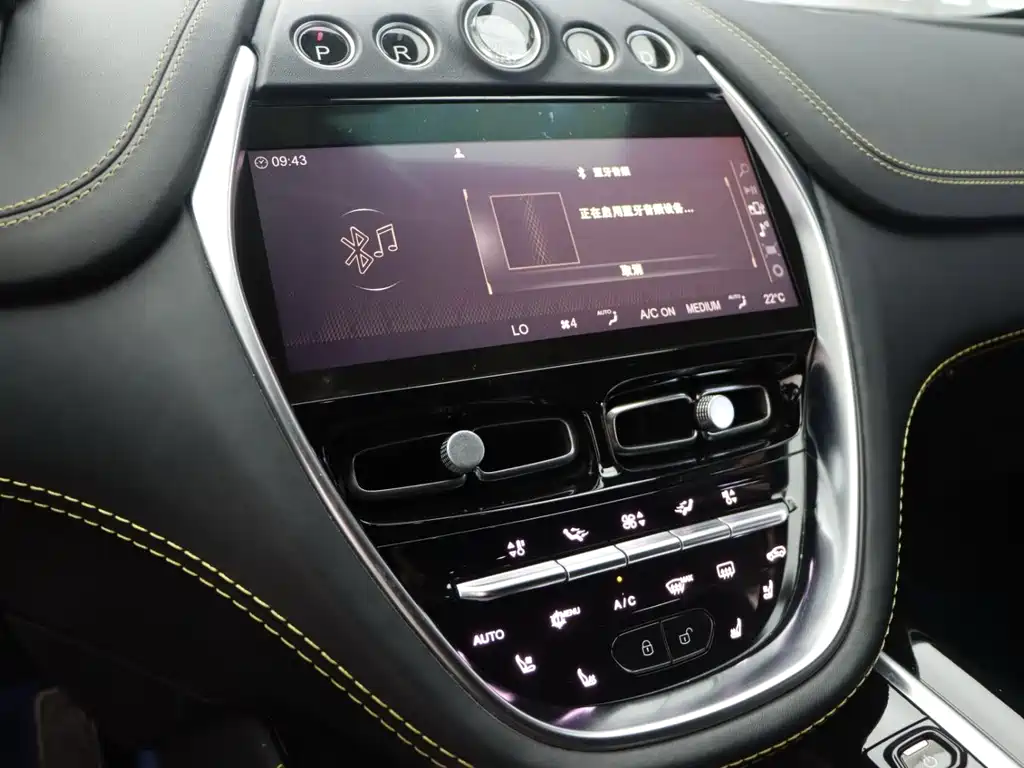 Aston Martin DBX — фото 11