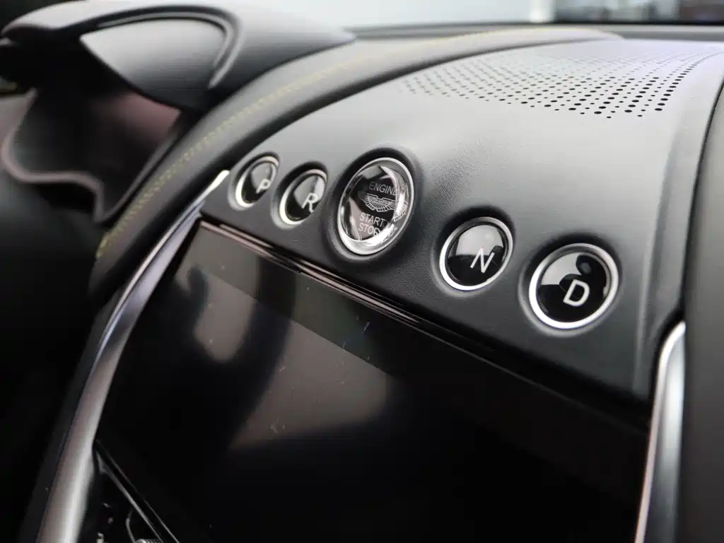 Aston Martin DBX — фото 14