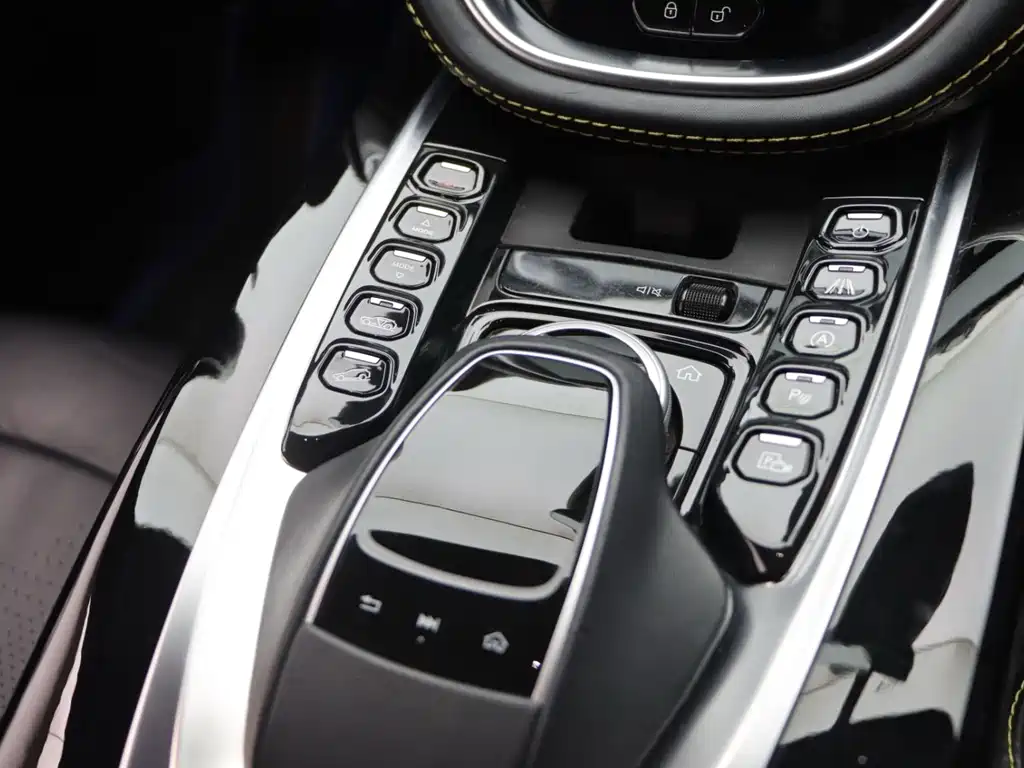 Aston Martin DBX — фото 15