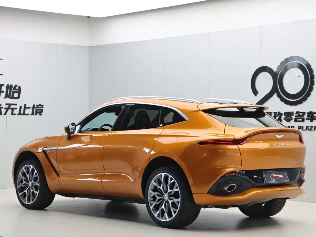 Aston Martin DBX — фото 24