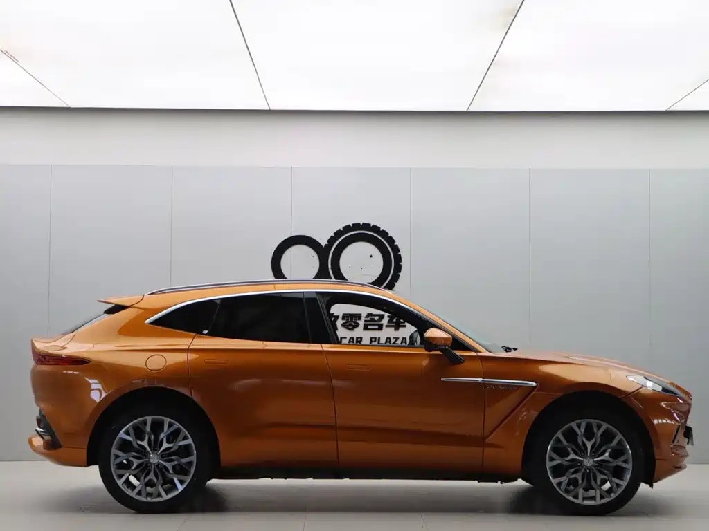 Aston Martin DBX — фото 28