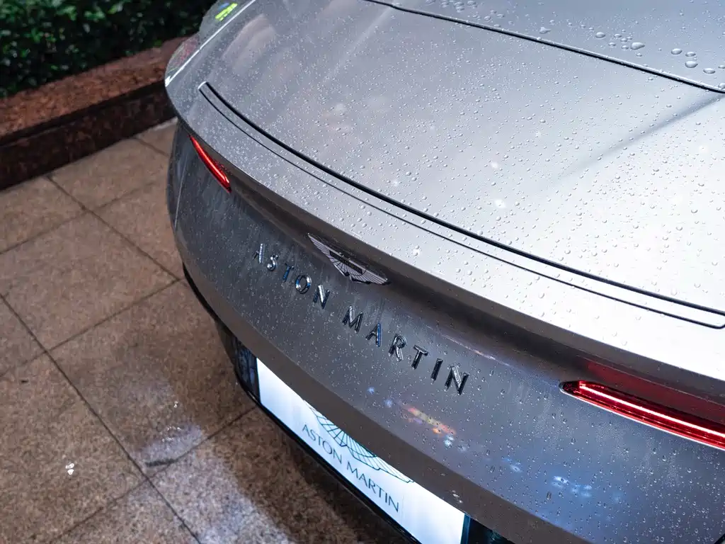 Aston Martin DB11 — фото 13