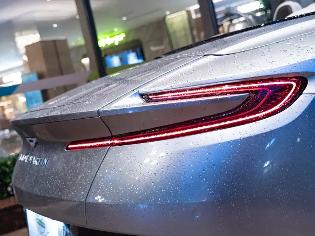 Aston Martin DB11 — фото 14