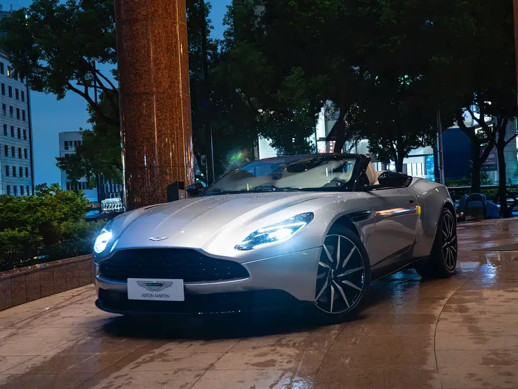 Aston Martin DB11 — фото 7