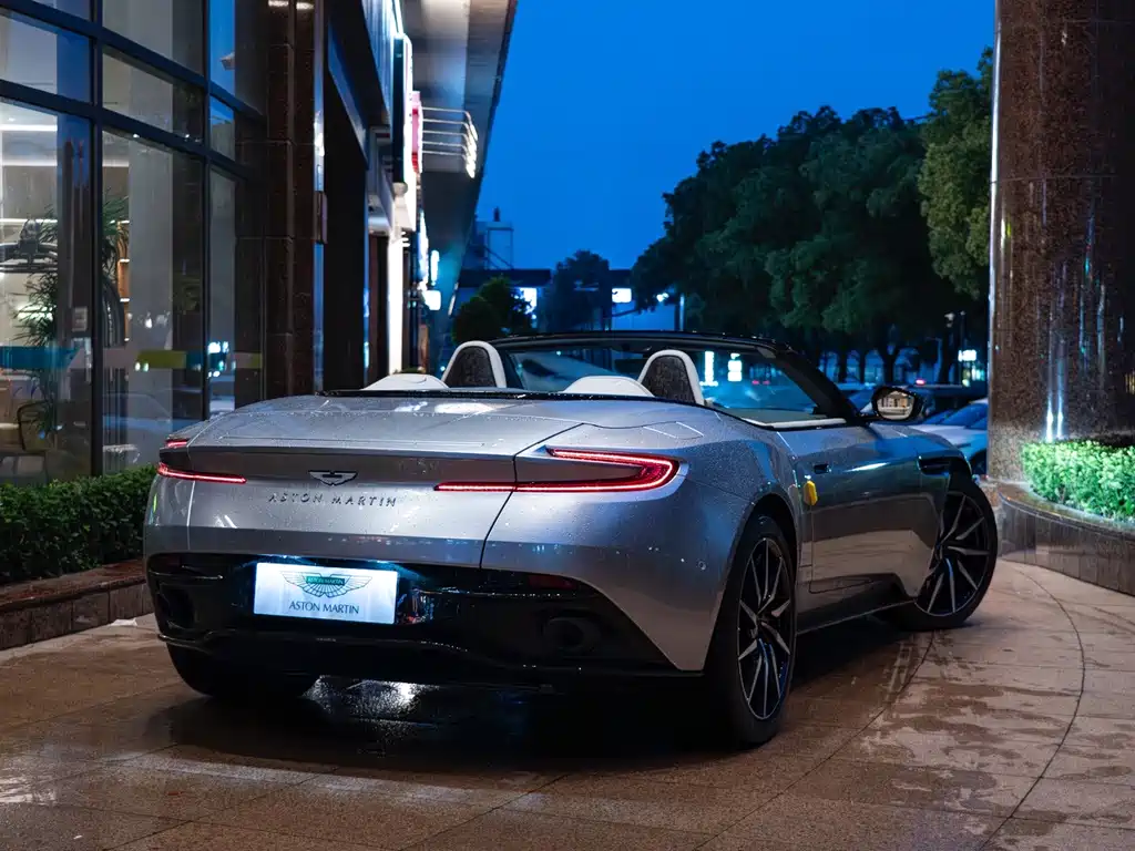 Aston Martin DB11 — фото 8