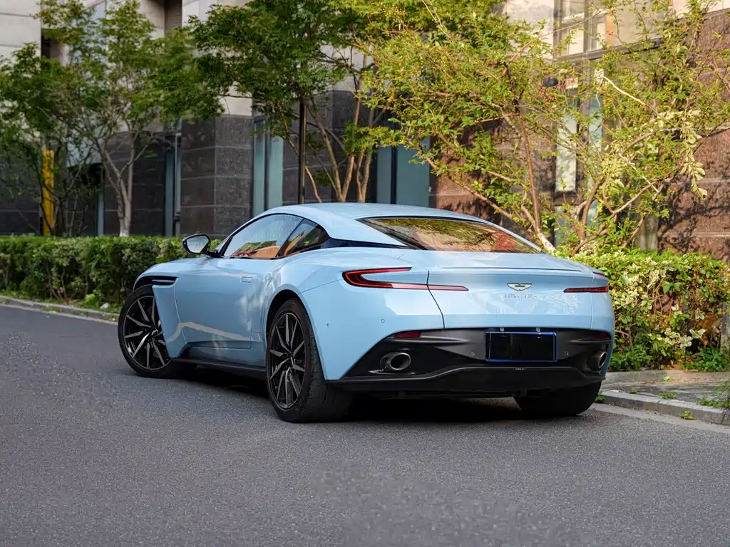 Aston Martin DB11 — фото 6