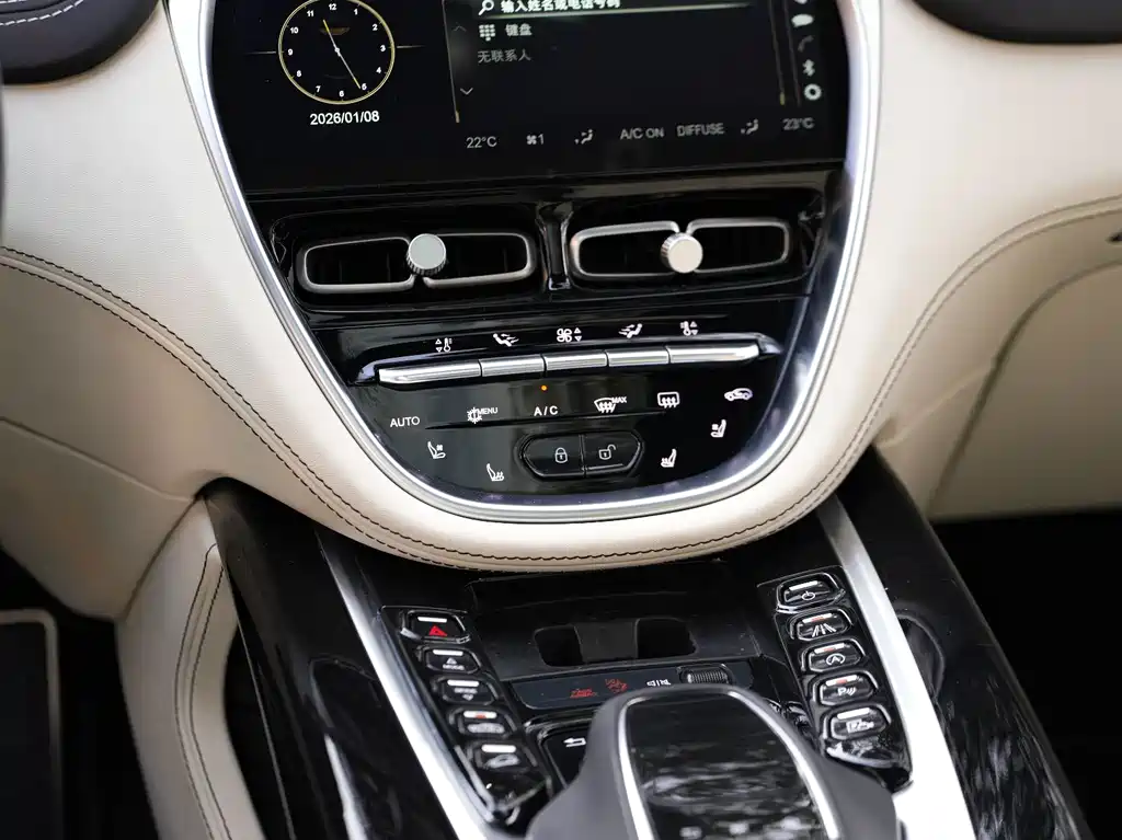 Aston Martin DBX — фото 18