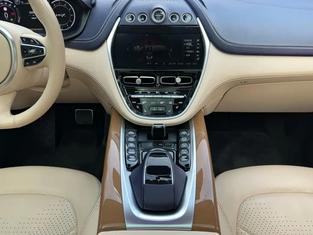 Aston Martin DBX — фото 20