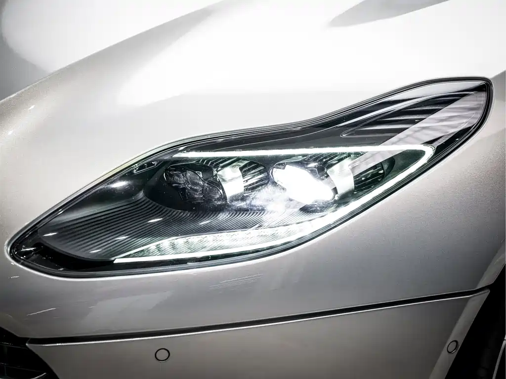 Aston Martin DB11 — фото 6