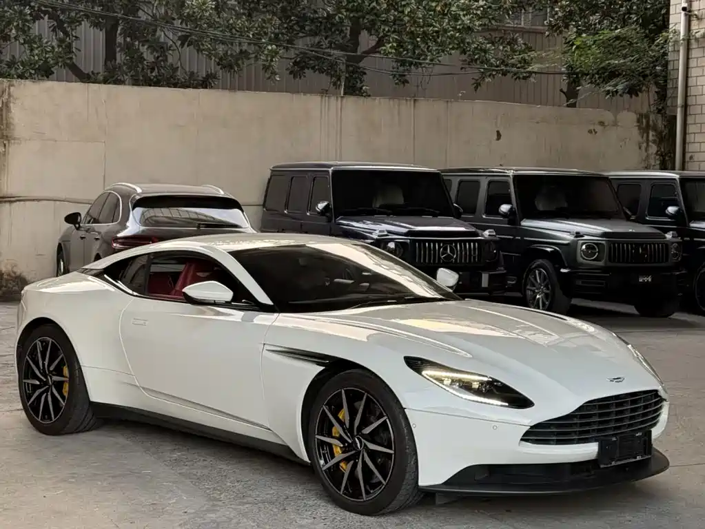 Aston Martin DB11 — фото 2