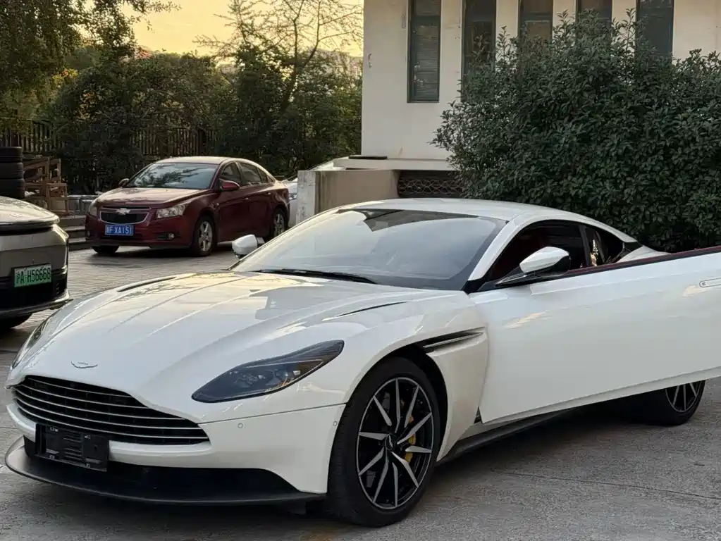 Aston Martin DB11 — фото 3