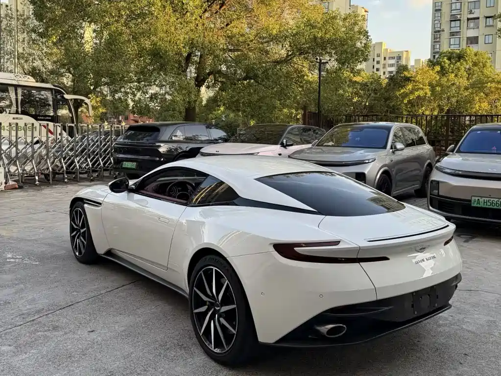 Aston Martin DB11 — фото 6