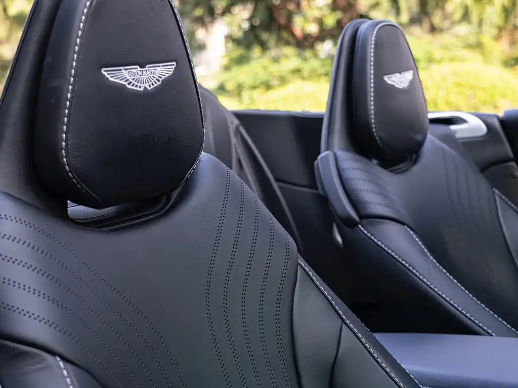 Aston Martin DB11 — фото 20