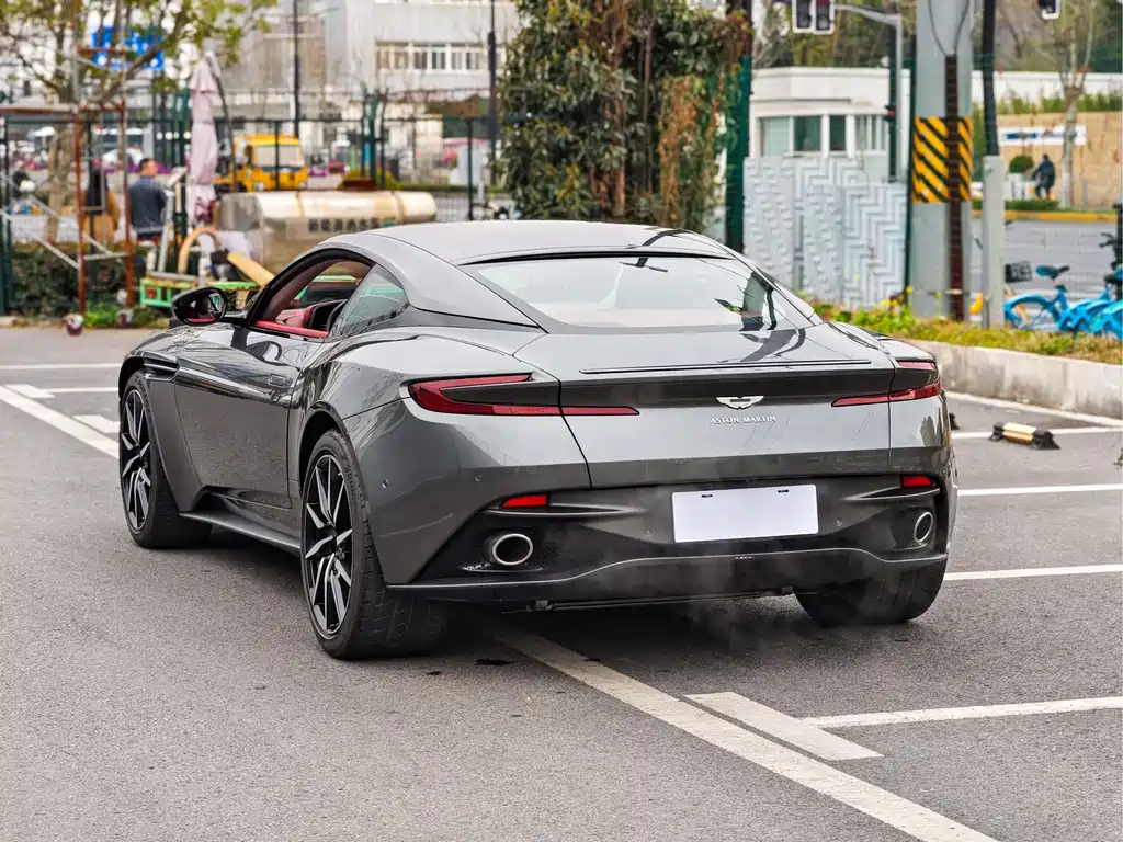 Aston Martin DB11 — фото 6