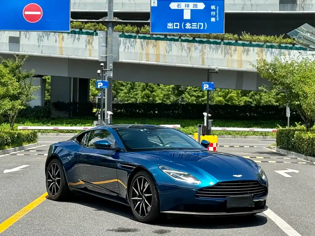 Aston Martin DB11 — фото 2