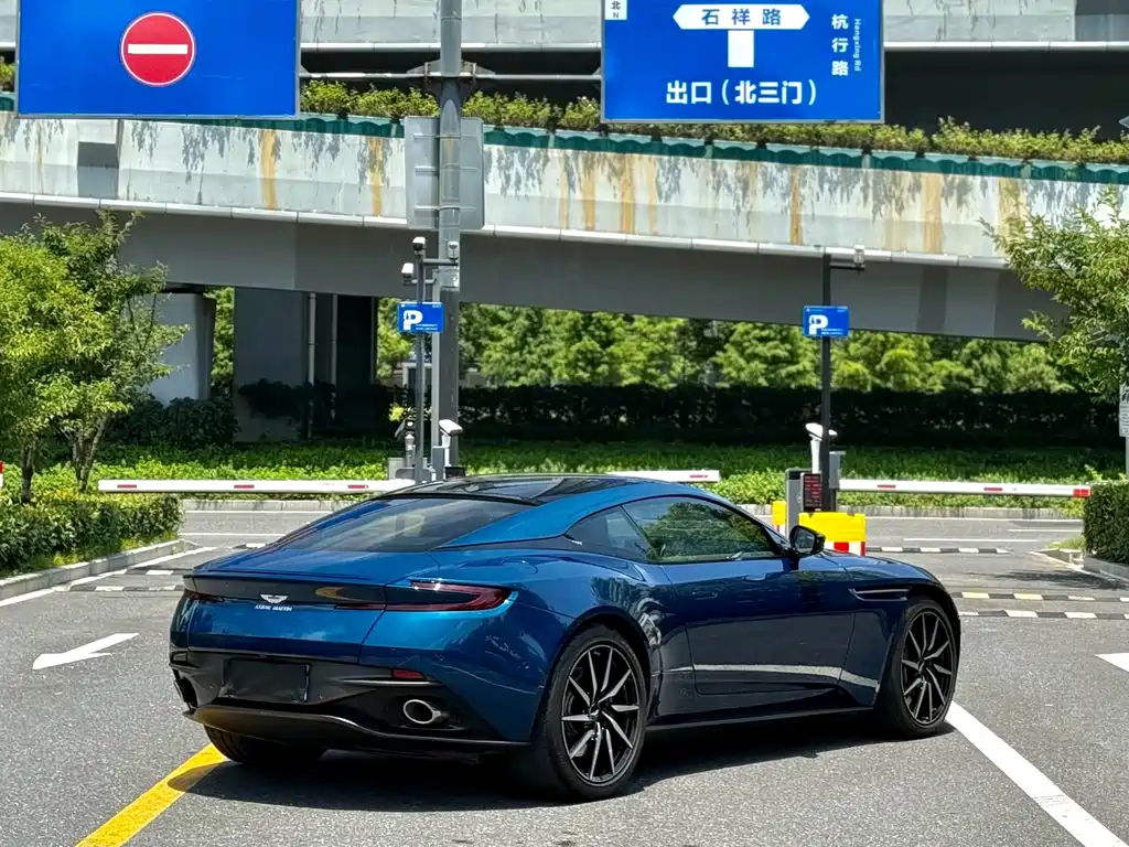 Aston Martin DB11 — фото 7