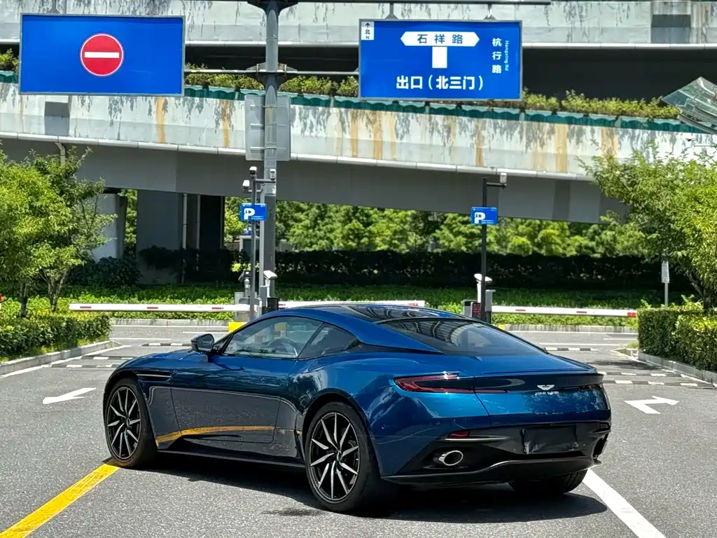 Aston Martin DB11 — фото 9