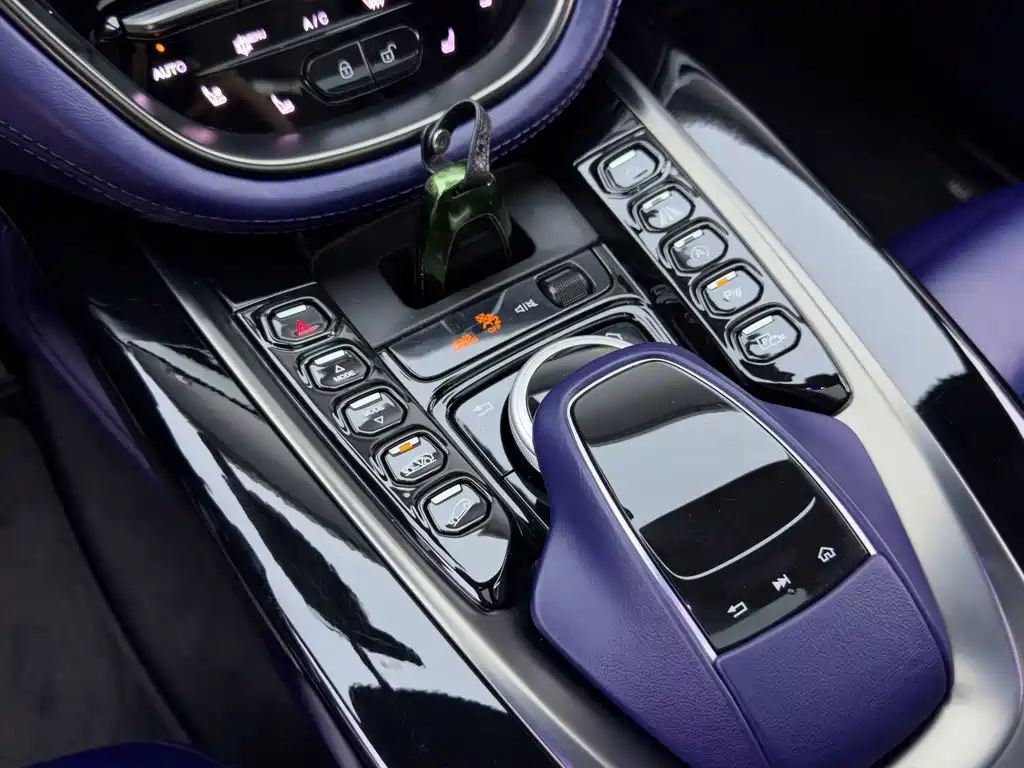 Aston Martin DBX — фото 18