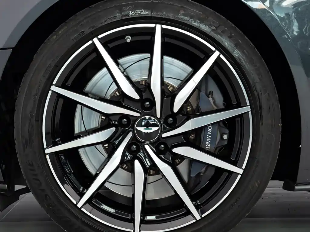 Aston Martin DB11 — фото 17