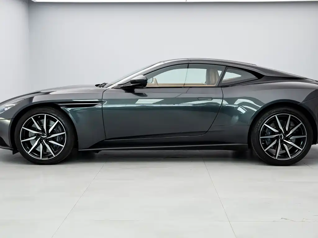 Aston Martin DB11 — фото 4