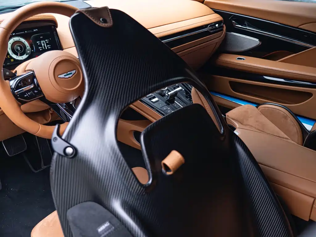 Aston Martin DB12 — фото 13