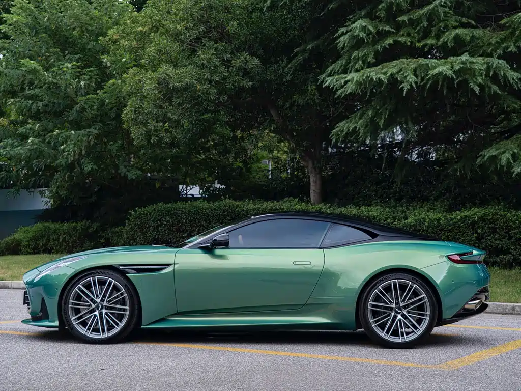 Aston Martin DB12 — фото 4
