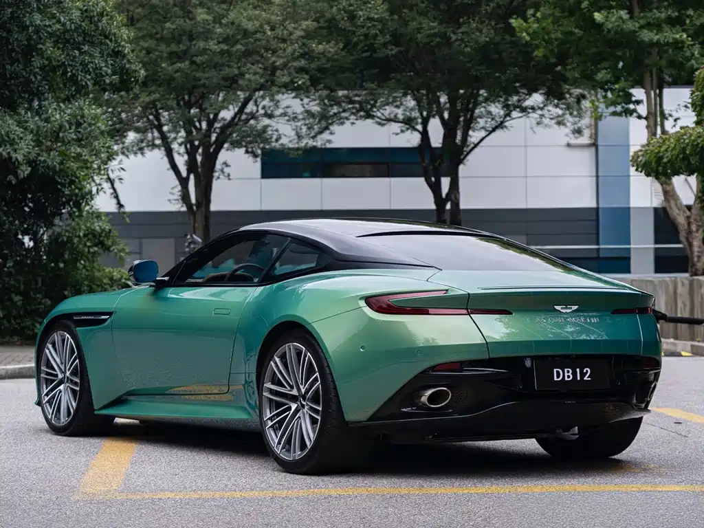 Aston Martin DB12 — фото 7
