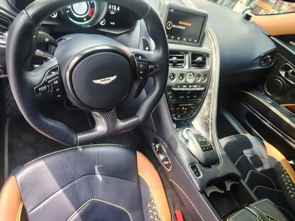 Aston Martin DBS — фото 10