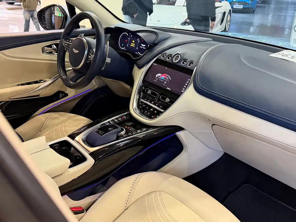 Aston Martin DBX — фото 14