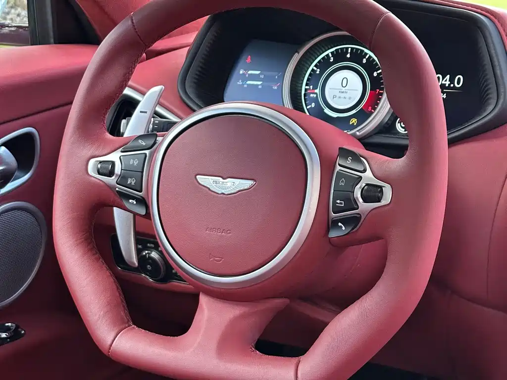 Aston Martin DB11 — фото 18