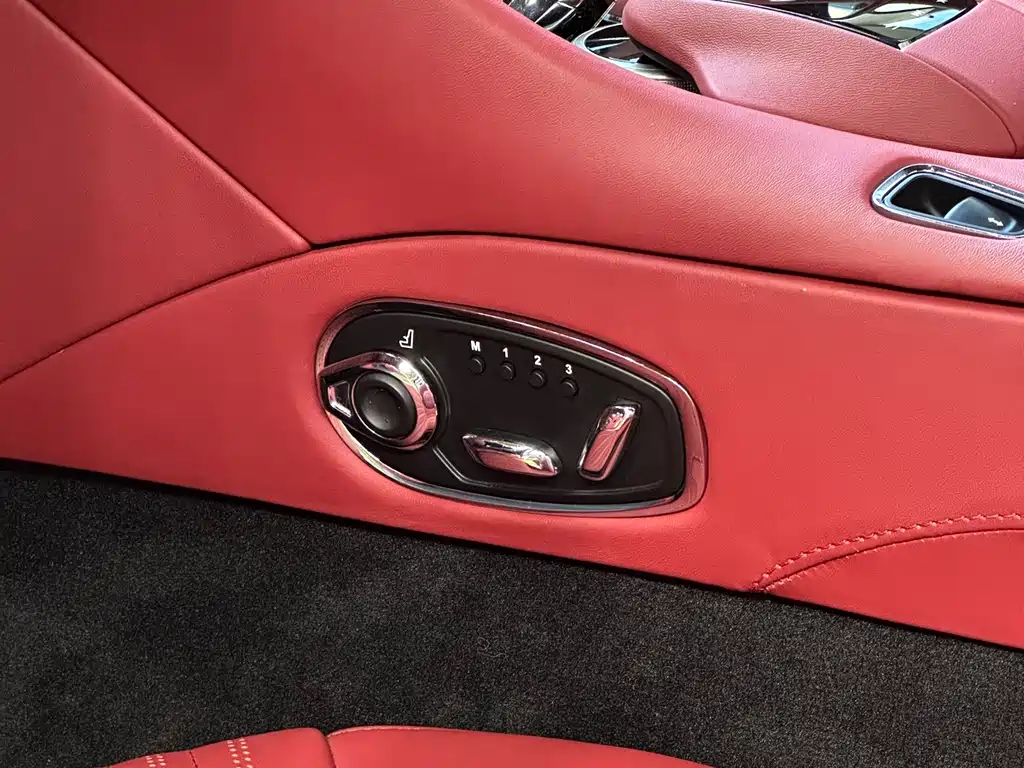 Aston Martin DB11 — фото 24