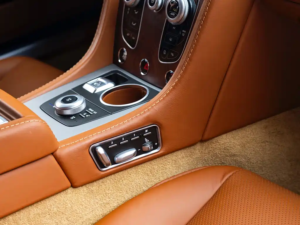 Aston Martin Rapide — фото 29