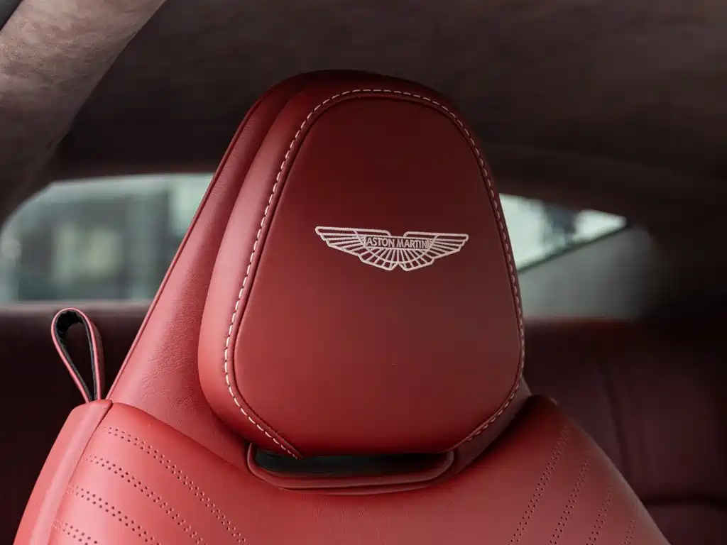 Aston Martin DB11 — фото 9