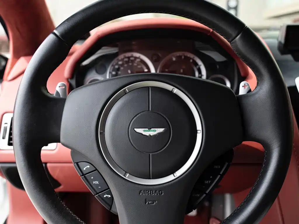Aston Martin Rapide — фото 13