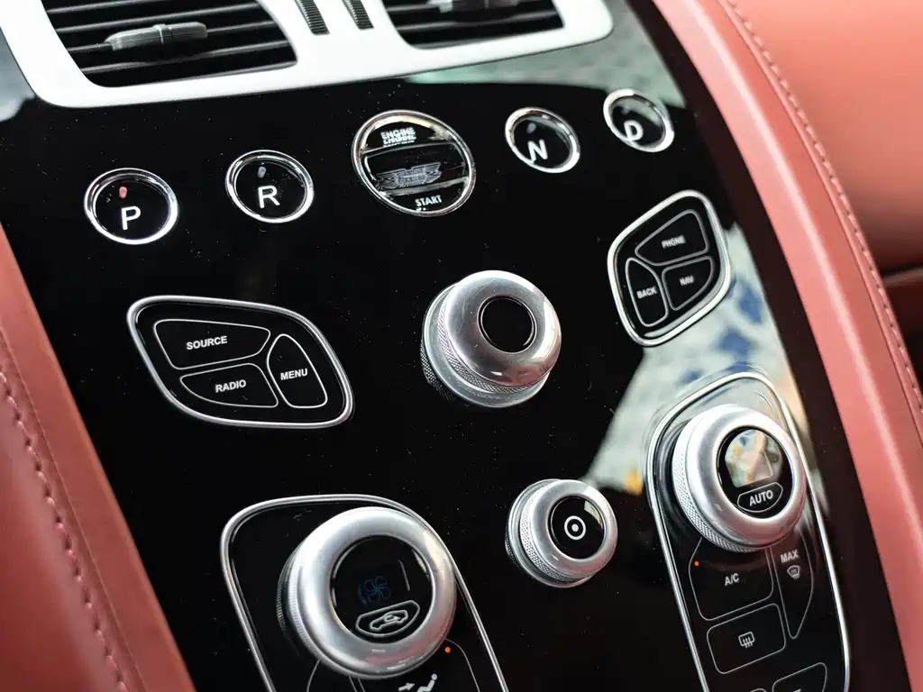 Aston Martin Rapide — фото 17
