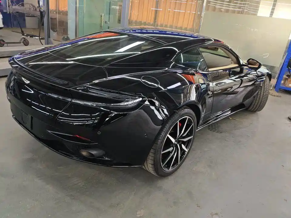 Aston Martin DB11 — фото 2