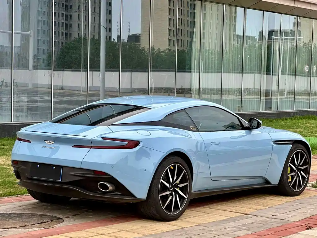 Aston Martin DB11 — фото 3