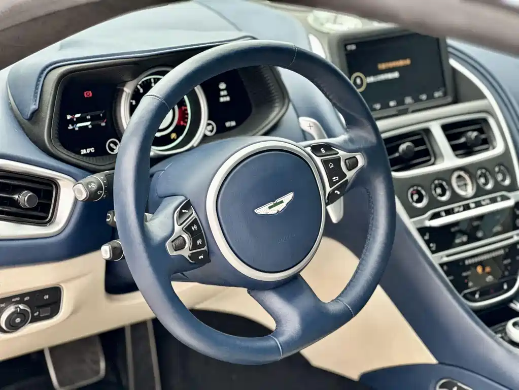 Aston Martin DB11 — фото 6